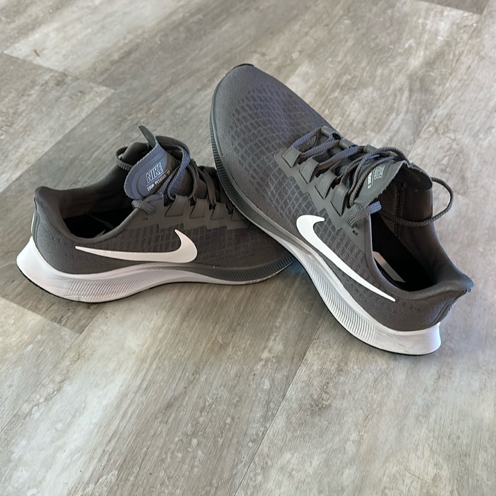 Nike Zoom, Pegasus, women’s size 9 – like new condition